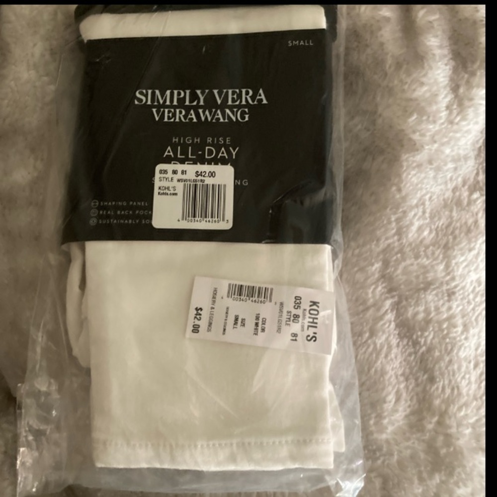 - Vera wang simply Vera.  White jeggings. Nwt!